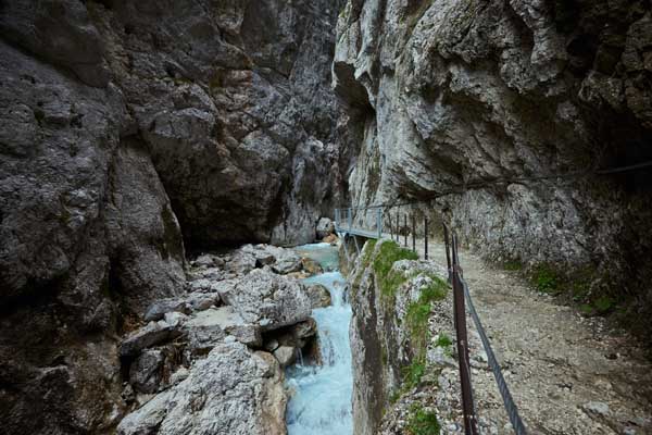 Höllentalklamm mit schroffen Felswänden