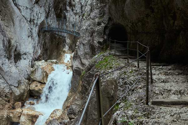 Bogenbrücke in der Höllentalklamm