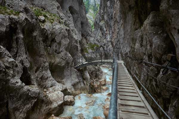 Steg und neugebaute Bogenbrücke