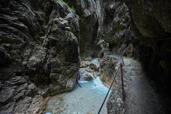 Höllentalklamm - rechts im Bild: die Stromleitung