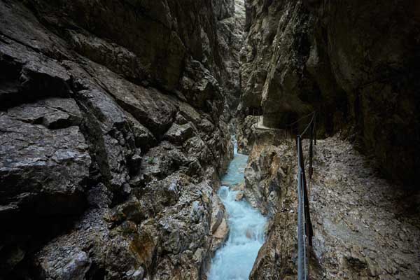 Unebener und ausgewaschener Wanderweg
