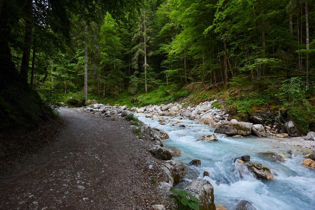 Weg zur Höllentalklamm - entlang des Hammersbachs