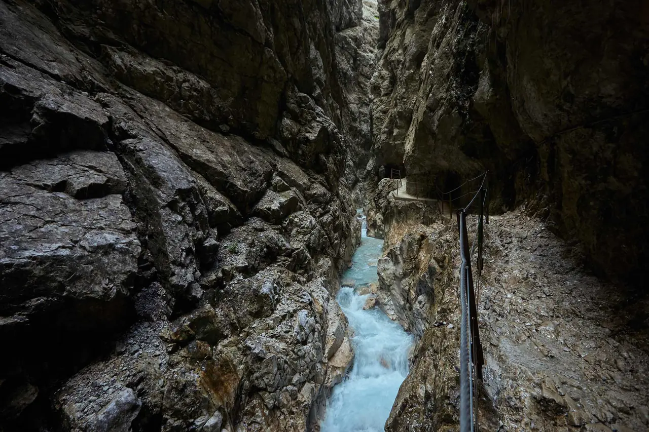 Wanderer auf dem Weg durch die Höllentalklamm